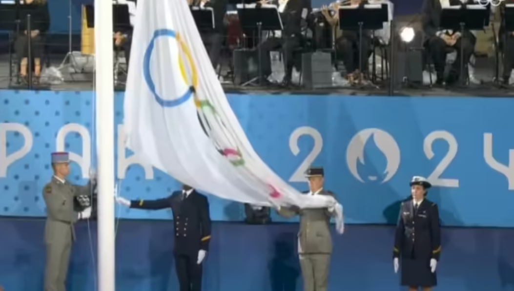 Ολυμπιακοί Αγώνες 2024: Η γκάφα στην τελετή έναρξης που λίγοι αντιλήφθηκαν, ύψωσαν ανάποδα την Ολυμπιακή σημαία